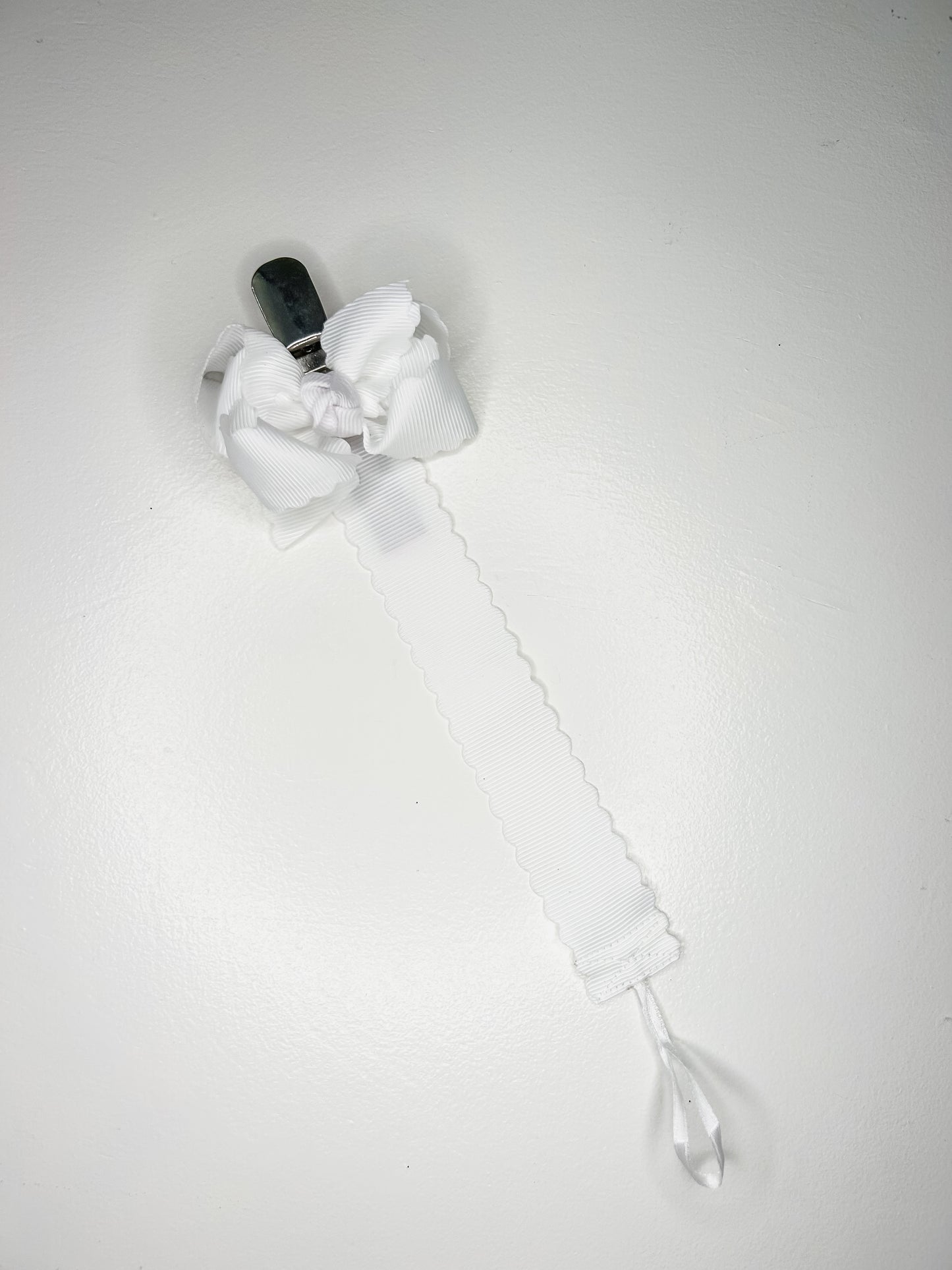 Scalloped Grosgrain Pacifier Clip w/ detachable Bow (Pink & White)