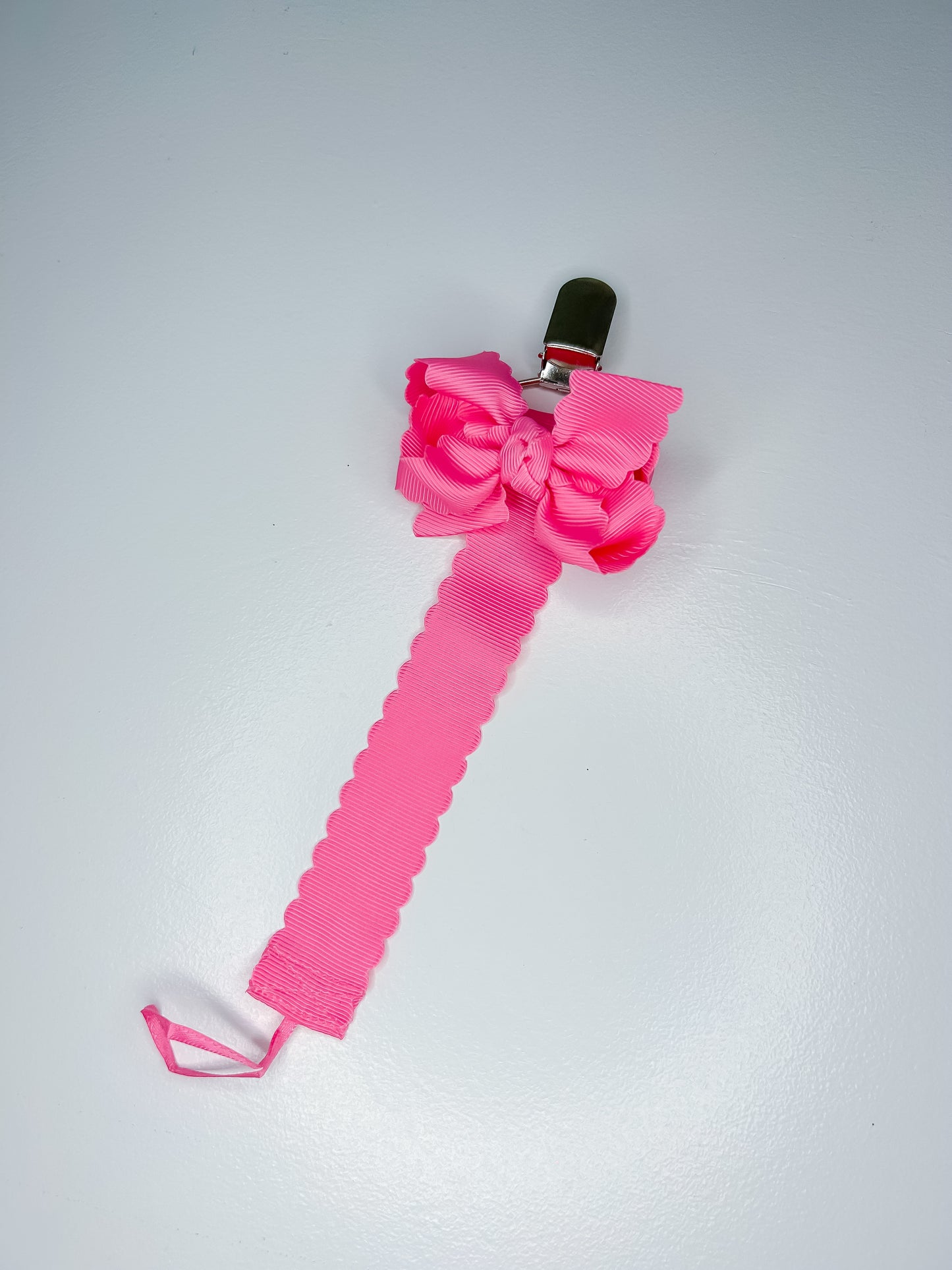 Scalloped Grosgrain Pacifier Clip w/ detachable Bow (Pink & White)